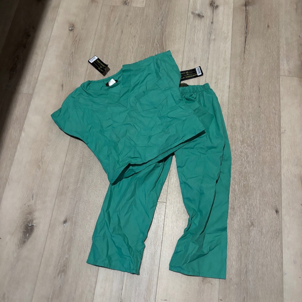 Kid scrubs 5-6 NWT